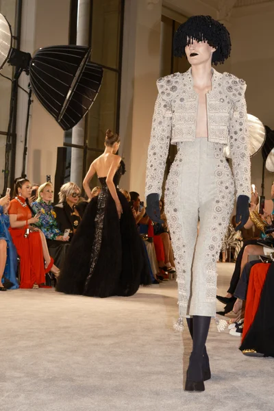 Look 15